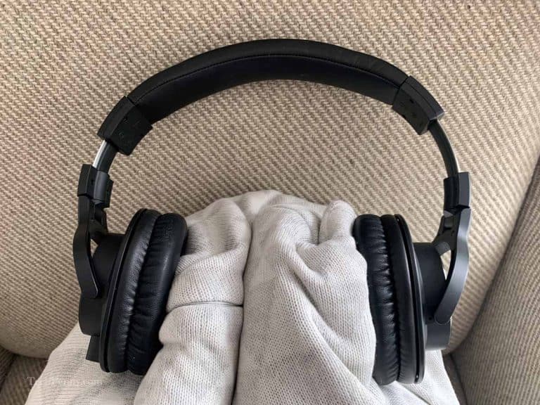 Should Headphones Sit Tight Or Loose? (Solved)